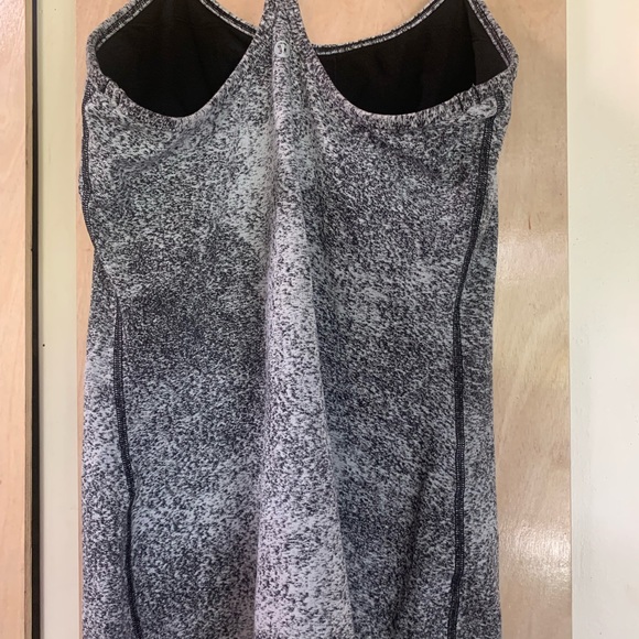 Lululemon top, size medium to large - Picture 2 of 3